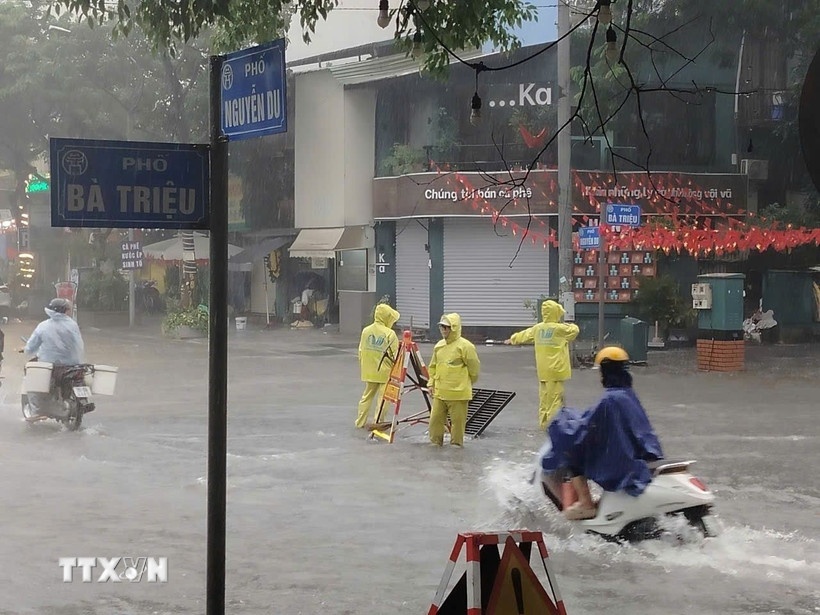 Ngập tại ngã tư Bà Triệu-Nguyễn Du. (Ảnh: TTXVN) Ngập tại ngã tư Bà Triệu-Nguyễn Du. (Ảnh: TTXVN)