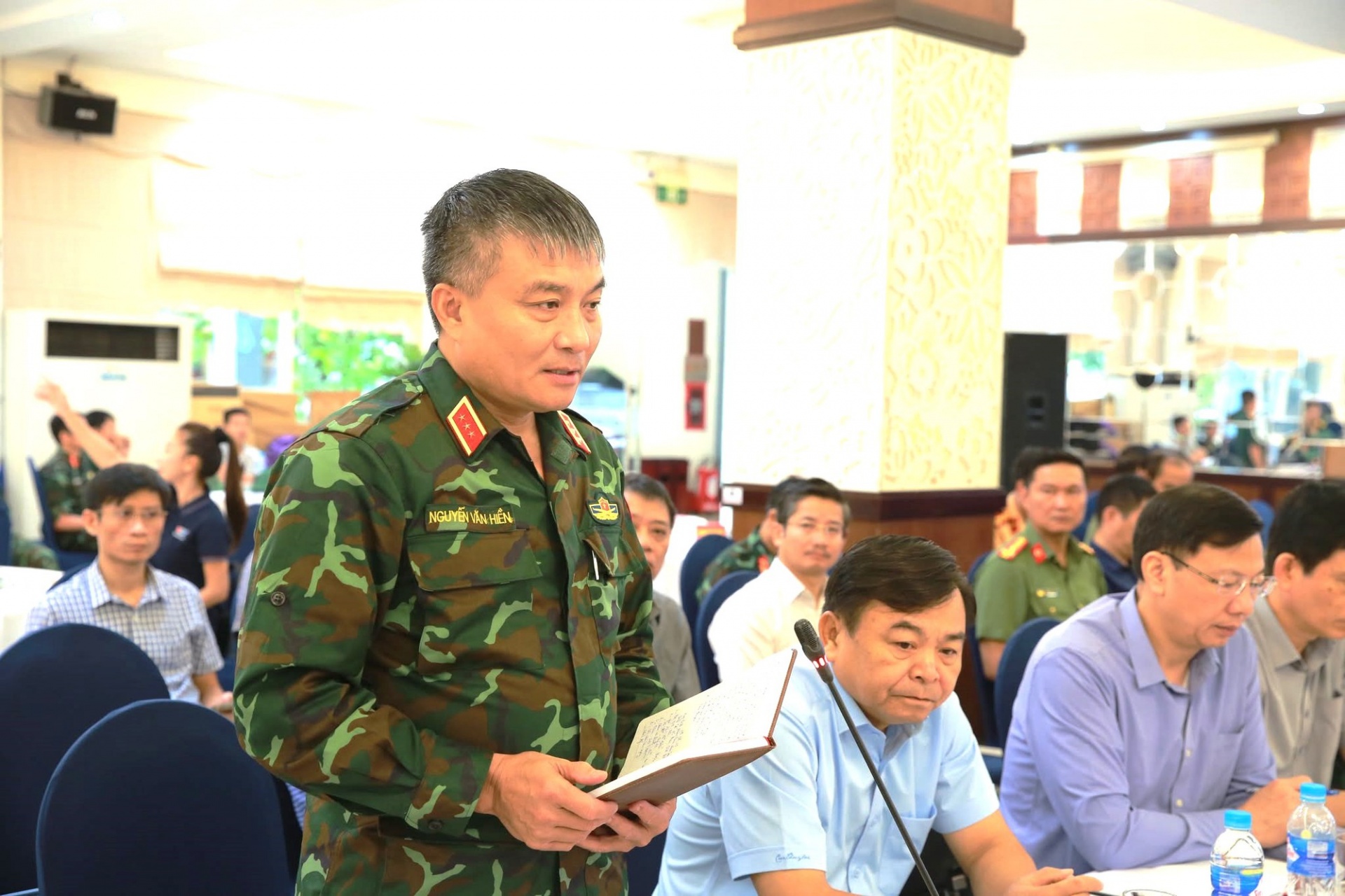 Thượng tướng Nguyễn Văn Hiền, Thứ trưởng Bộ Quốc phòng phát biểu tại cuộc họp. Thượng tướng Nguyễn Văn Hiền, Thứ trưởng Bộ Quốc phòng phát biểu tại cuộc họp.