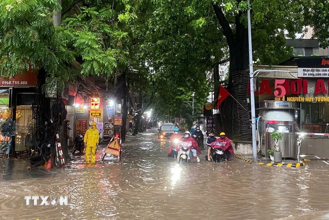 Ngập sâu trên đoạn phố Nguyễn Huy Tưởng. (Ảnh: TTXVN) Ngập sâu trên đoạn phố Nguyễn Huy Tưởng. (Ảnh: TTXVN)