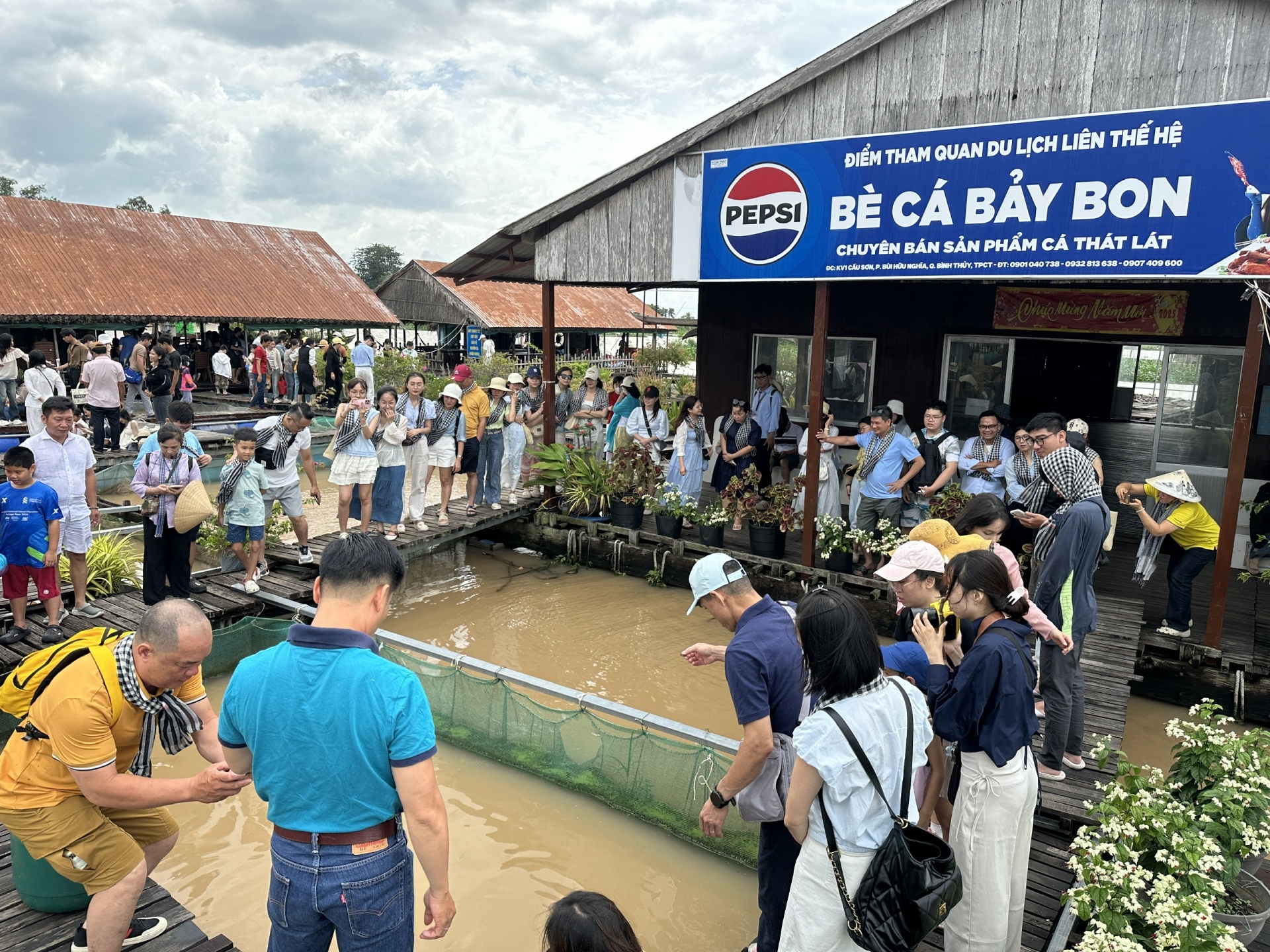 Tây Đô nhiều sản phẩm “du lịch bay” trên sông nước