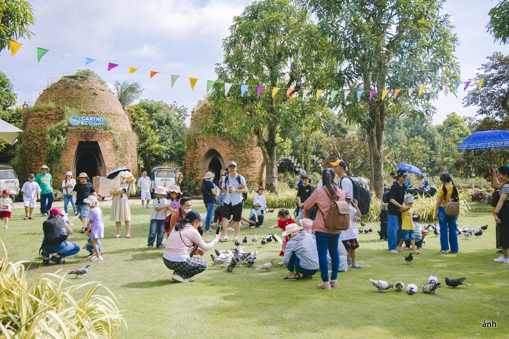 Tây Đô nhiều sản phẩm “du lịch bay” trên sông nước