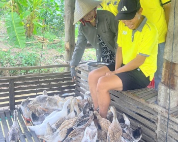 tay do nhieu san pham du lich bay tren song nuoc