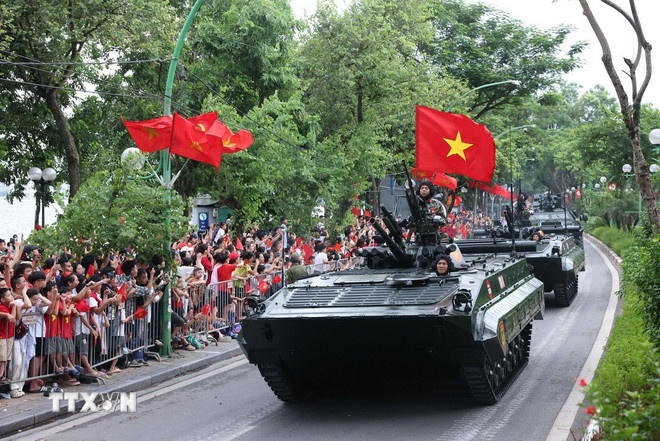   Khối xe Tăng thiết giáp cơ động đến nơi tập kết trên đường Thanh Niên. (Ảnh: TTXVN)