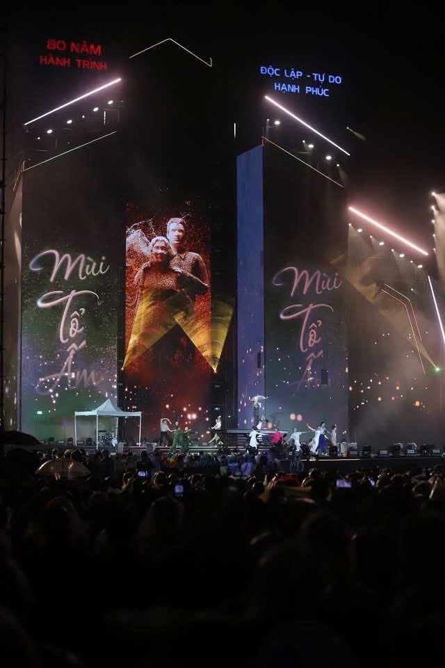 Chương trình còn ghi điểm ở phần âm thanh, ánh sáng, sân khấu hiện đại, nhiều màn LED lớn với đồ họa đẹp. 