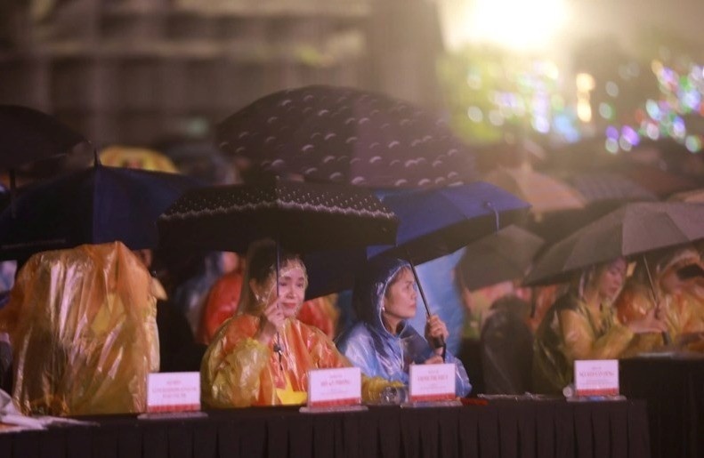 Thứ trưởng Bộ Văn hóa, Thể thao và Du lịch Trịnh Thị Thủy (trái) tham dự chương trình (Ảnh: Vietnam+)