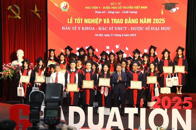 Lãnh đạo Học viện Y - Dược học cổ truyền Việt Nam trao Giấy khen cho các sinh viên có thành tích xuất sắc Lãnh đạo Học viện Y - Dược học cổ truyền Việt Nam trao Giấy khen cho các sinh viên có thành tích xuất sắc