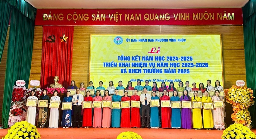 Phường Vĩnh Phúc (Phú Thọ) tổ chức Hội nghị tổng kết năm học 2024 – 2025, triển khai nhiệm vụ năm học 2025 – 2026 Phường Vĩnh Phúc (Phú Thọ) tổ chức Hội nghị tổng kết năm học 2024 – 2025, triển khai nhiệm vụ năm học 2025 – 2026