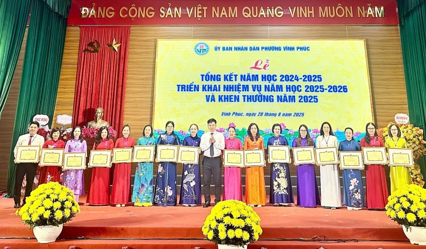 Phường Vĩnh Phúc (Phú Thọ) tổ chức Hội nghị tổng kết năm học 2024 – 2025, triển khai nhiệm vụ năm học 2025 – 2026 Phường Vĩnh Phúc (Phú Thọ) tổ chức Hội nghị tổng kết năm học 2024 – 2025, triển khai nhiệm vụ năm học 2025 – 2026