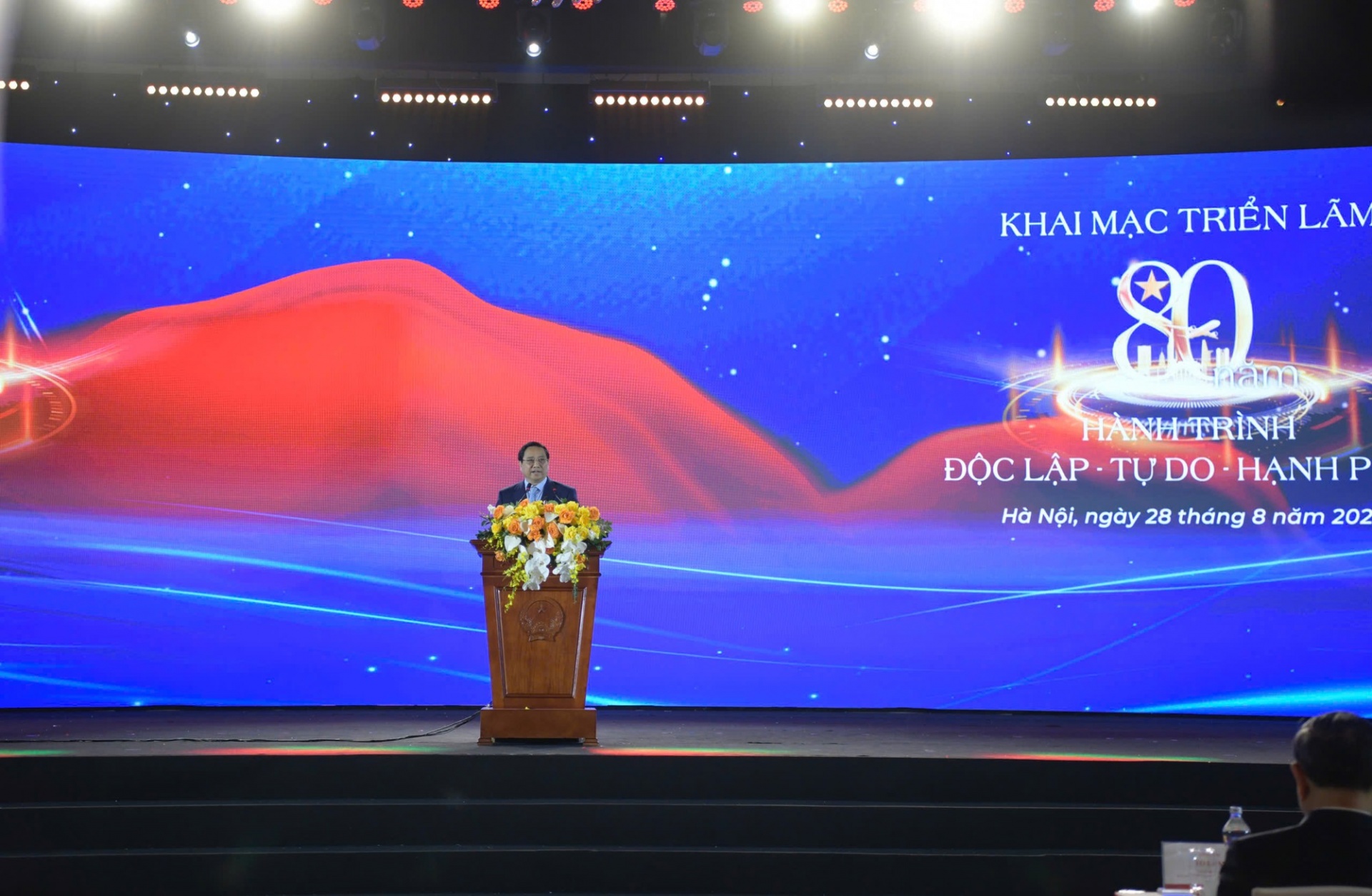   Thủ tướng đề nghị Bộ Văn hóa, Thể thao và Du lịch chủ trì, phối hợp với các bộ, ngành, địa phương và các doanh nghiệp tiếp tục chuẩn bị chu đáo, tổ chức tốt tất cả các hoạt động triển lãm, chương trình nghệ thuật, hội nghị, giao lưu, gặp gỡ, tổ chức diễn đàn... - Ảnh: VGP