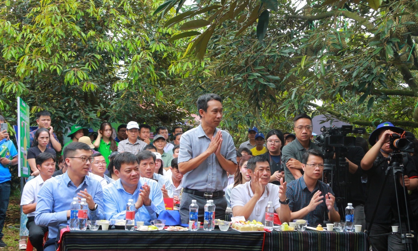 Phiên livestream diễn ra ngay giữa vườn sầu riêng, với sự tham gia nhiệt tình của người dân và cán bộ địa phương Phiên livestream diễn ra ngay giữa vườn sầu riêng, với sự tham gia nhiệt tình của người dân và cán bộ địa phương