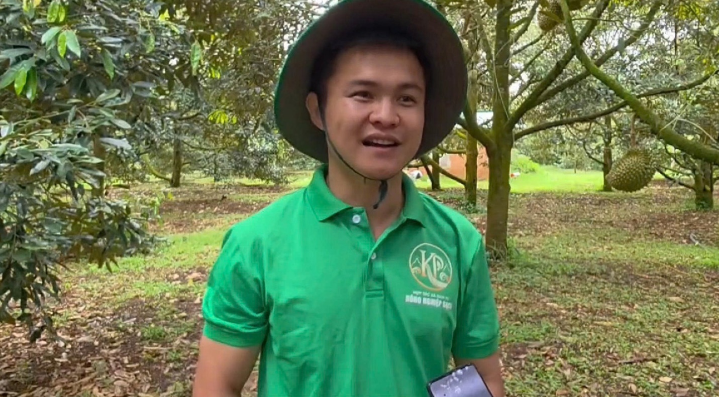 Trong chương trình livestream, anh Nguyễn Công Lịch (1995, xã Ea Knuêc) phấn khởi chia sẻ cảm nghĩ Trong chương trình livestream, anh Nguyễn Công Lịch (1995, xã Ea Knuêc) phấn khởi chia sẻ cảm nghĩ