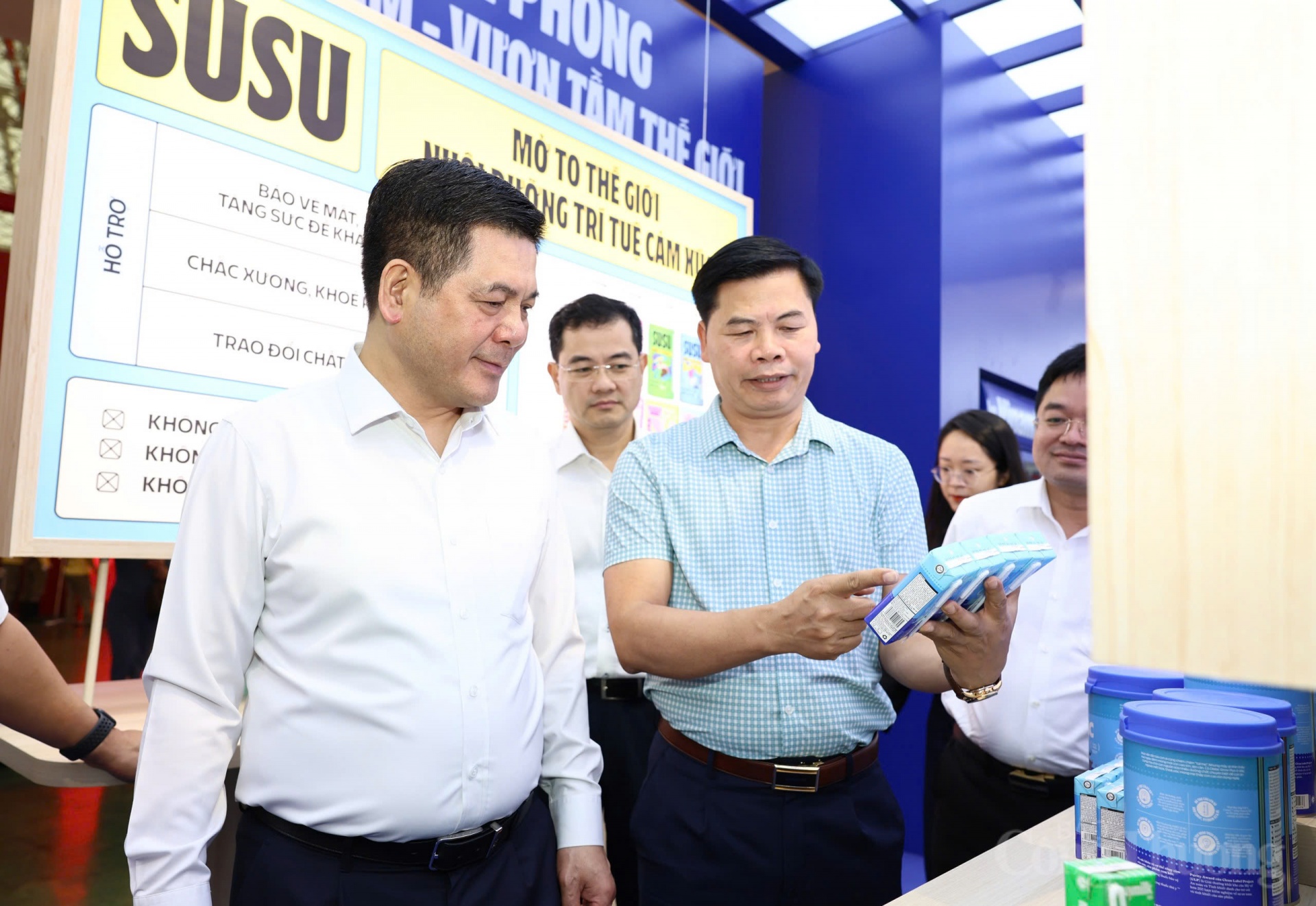 Bộ trưởng Bộ Công Thương Nguyễn Hồng Diên tham quan và kiểm tra gian hàng Vinamilk tại khu trưng bày (Ảnh: Nam Nguyễn). Bộ trưởng Bộ Công Thương Nguyễn Hồng Diên tham quan và kiểm tra gian hàng Vinamilk tại khu trưng bày (Ảnh: Nam Nguyễn).