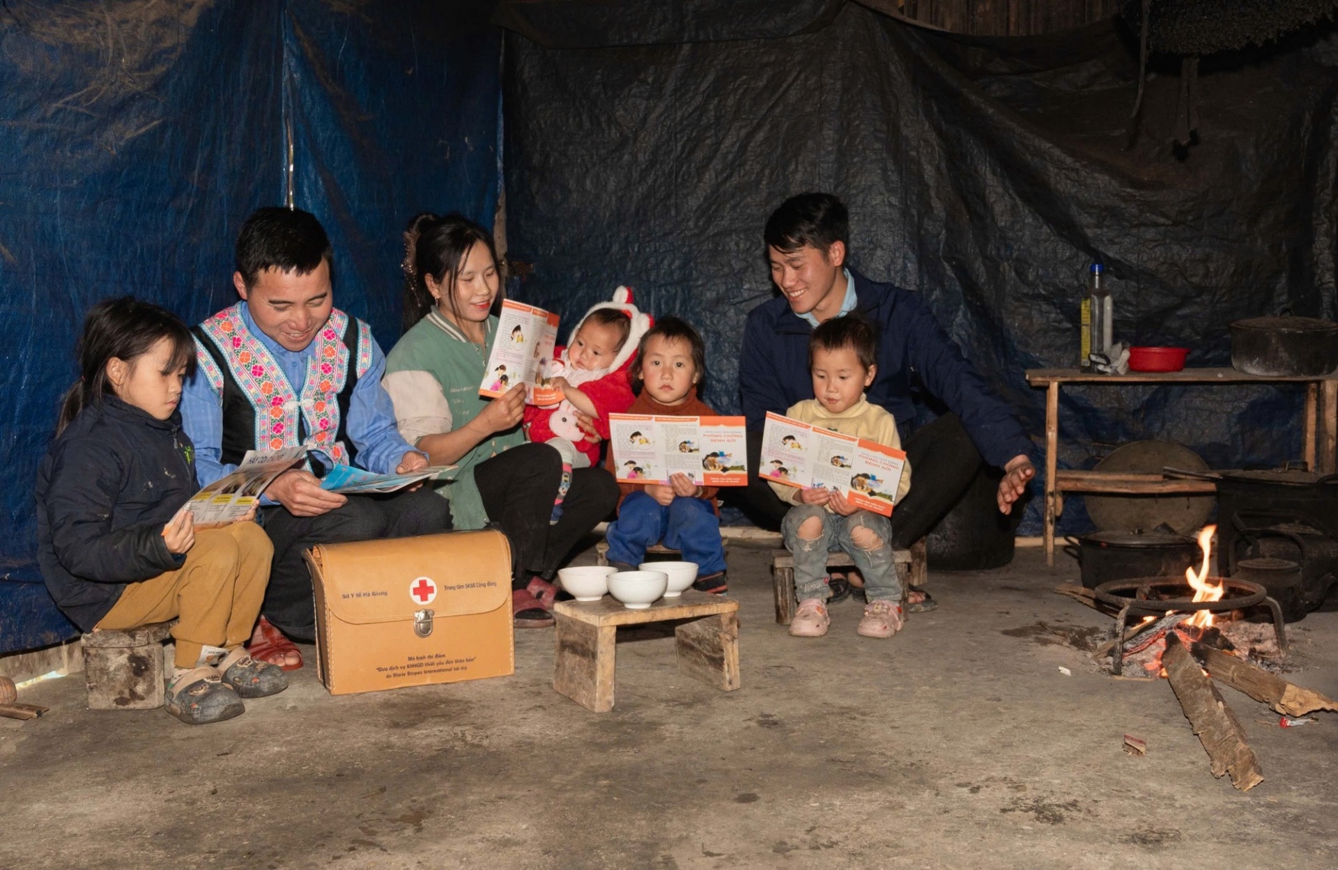 Cán bộ y tế thôn bản tỉnh Tuyên Quang tới từng nhà làm công tác truyền thông, giáo dục sức khỏe - Ảnh: Vũ Mừng