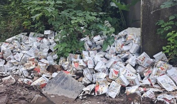 banh keo co mac nuoc ngoai bi vut tran lan tai xa phu dong gay o nhiem moi truong va hoang mang du luan