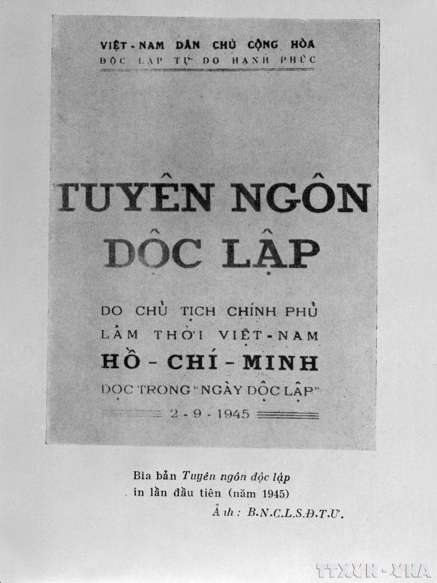 • Tuyên ngôn độc lập - bản “khai sinh” nhà nước dân chủ nhân dân đầu tiên ở Đông Nam Á - đã đưa tên đất nước Việt Nam trở lại bản đồ chính trị thế giới được Chủ tịch Hồ Chí Minh khởi thảo tại ngôi nhà của nhà tư sản dân tộc Trịnh Văn Bô (48 Hàng Ngang, Hà Nội) vào đêm 28/8/1945. Ảnh: Tư liệu TTXVN • Tuyên ngôn độc lập - bản “khai sinh” nhà nước dân chủ nhân dân đầu tiên ở Đông Nam Á - đã đưa tên đất nước Việt Nam trở lại bản đồ chính trị thế giới được Chủ tịch Hồ Chí Minh khởi thảo tại ngôi nhà của nhà tư sản dân tộc Trịnh Văn Bô (48 Hàng Ngang, Hà Nội) vào đêm 28/8/1945. Ảnh: Tư liệu TTXVN