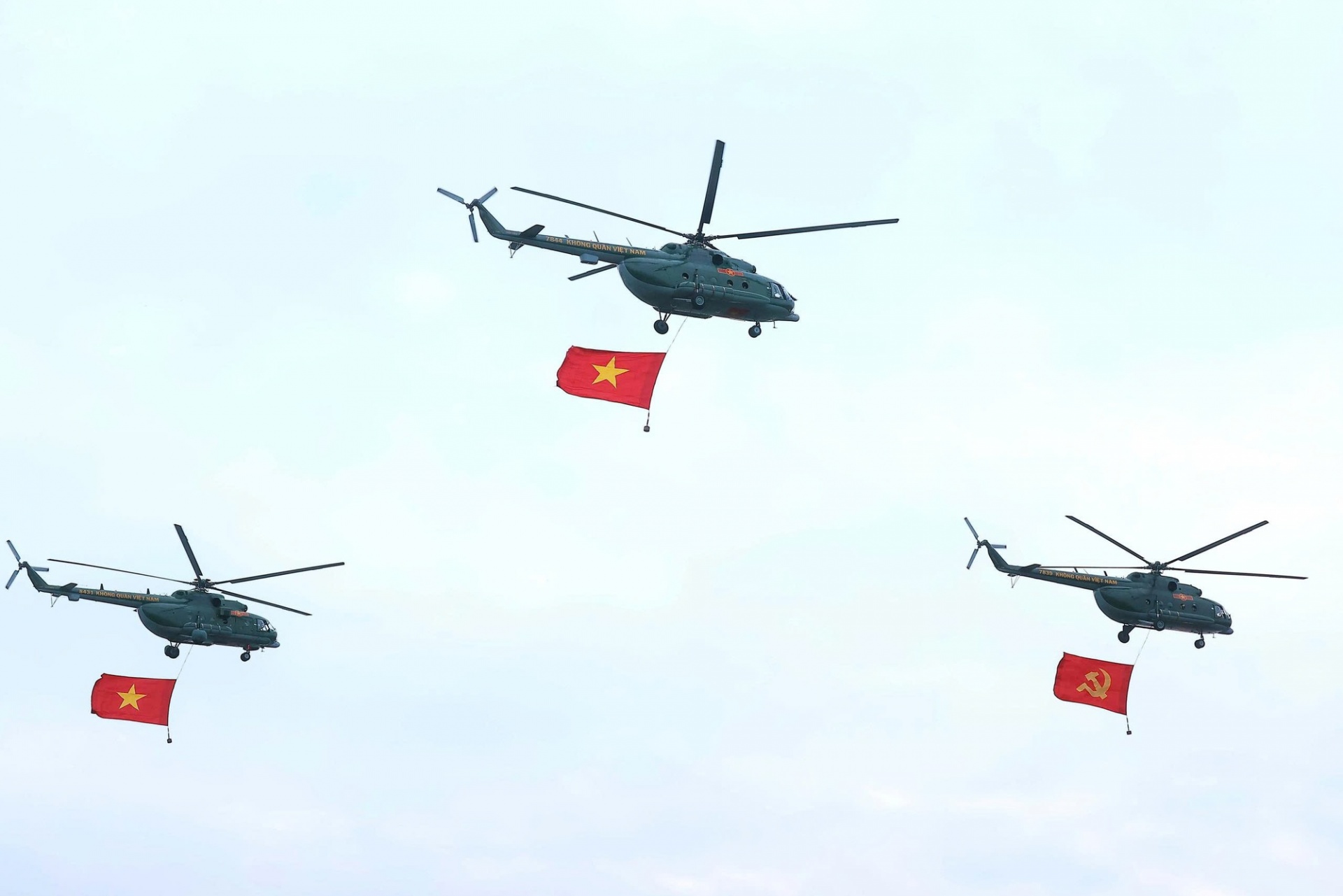 Biên đội trực thăng Mi-171, Mi-17, Mi-8, mang cờ Đảng, cờ Tổ quốc - Ảnh: VGP Biên đội trực thăng Mi-171, Mi-17, Mi-8, mang cờ Đảng, cờ Tổ quốc - Ảnh: VGP