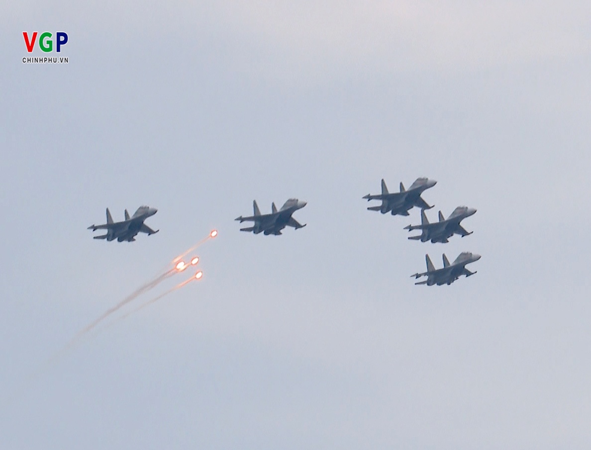 Đội hình máy bay tiêm kích đa năng siêu âm hiện đại Su-30MK2 - Ảnh: VGP Đội hình máy bay tiêm kích đa năng siêu âm hiện đại Su-30MK2 - Ảnh: VGP