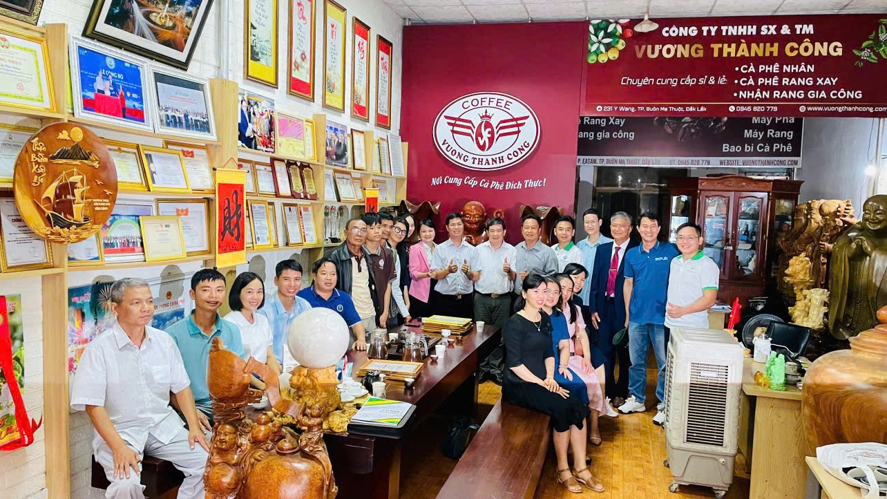 Đoàn đại biểu tham dự hội thảo tham quan và làm việc tại Công ty TNHH SX & TM Vương Thành Công, đơn vị tiên phong trong sản xuất, chế biến và cung ứng cà phê hữu cơ