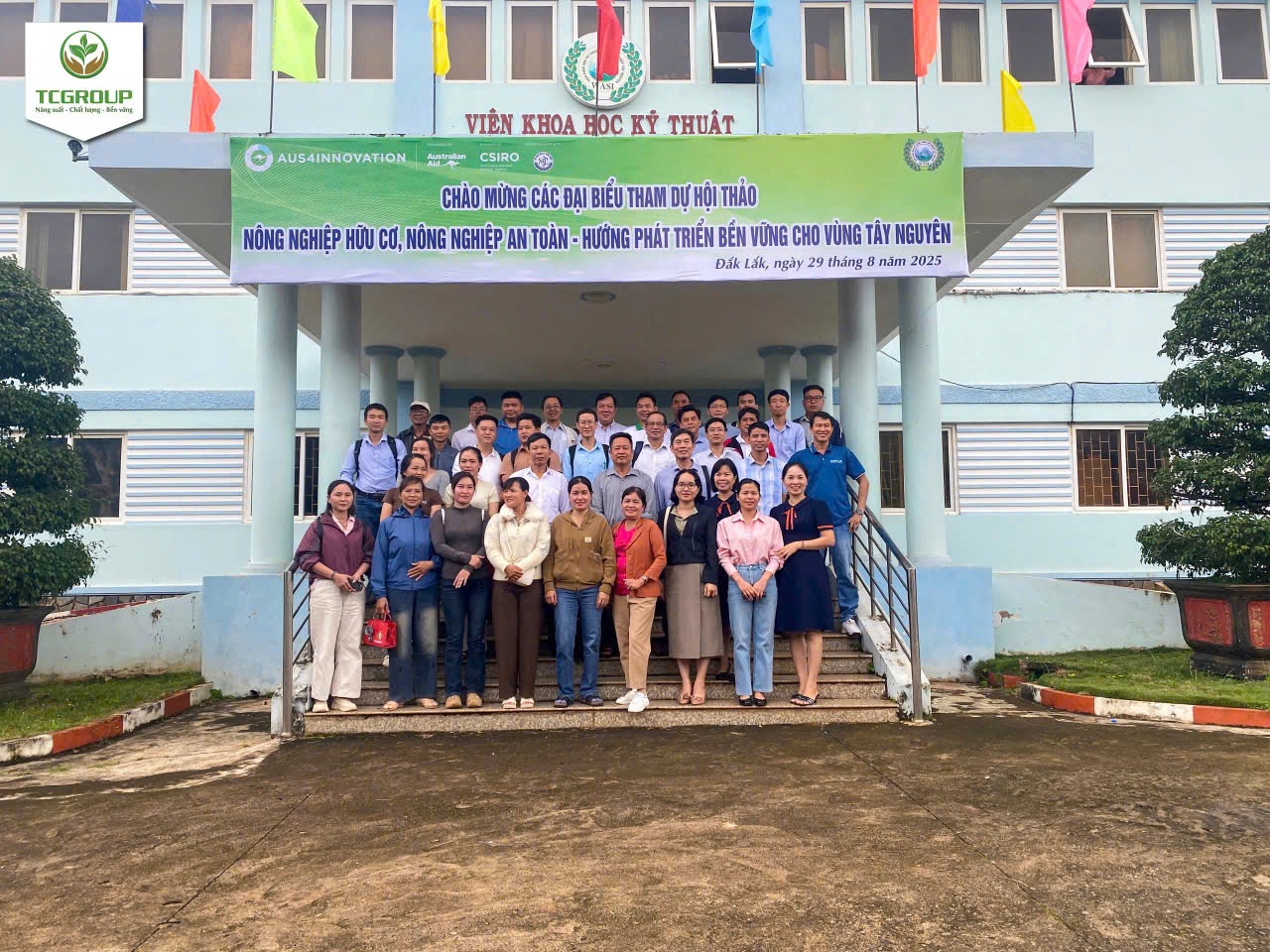 Đại biểu, chuyên gia, doanh nghiệp và nông dân tham dự hội thảo ‘Nông nghiệp hữu cơ, nông nghiệp an toàn – hướng phát triển bền vững cho vùng Tây Nguyên’ tại Viện Khoa học Kỹ thuật Nông lâm nghiệp Tây Nguyên