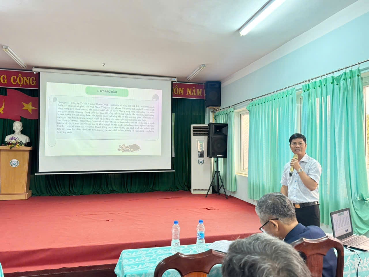 Ông Lê Văn Vương, Giám đốc Công ty TNHH Vương Thành Công – đơn vị tiên phong trong sản xuất, chế biến và cung ứng cà phê hữu cơ – chia sẻ kinh nghiệm chuyển đổi sang sản xuất hữu cơ Ông Lê Văn Vương, Giám đốc Công ty TNHH Vương Thành Công – đơn vị tiên phong trong sản xuất, chế biến và cung ứng cà phê hữu cơ – chia sẻ kinh nghiệm chuyển đổi sang sản xuất hữu cơ