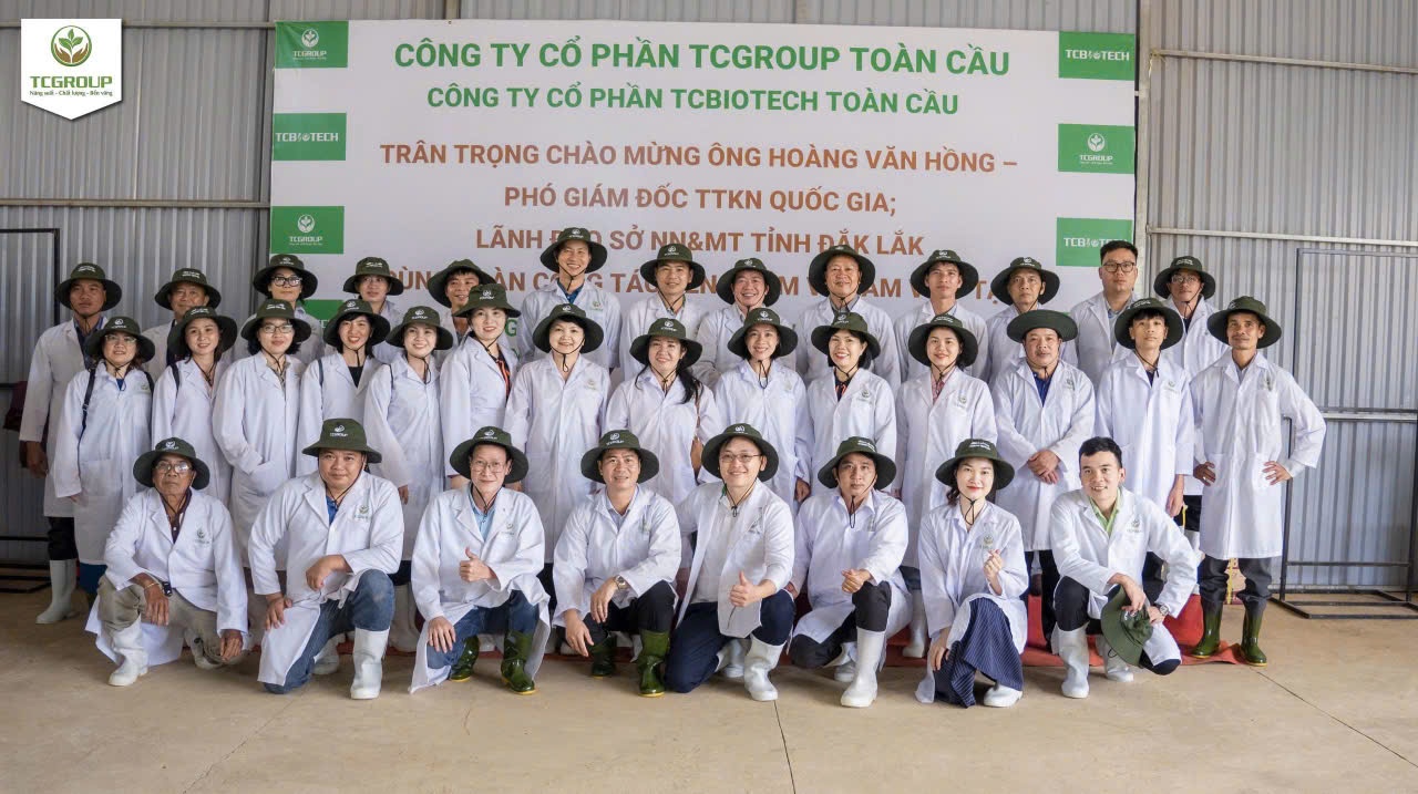 Đoàn đại biểu chụp ảnh lưu niệm khi tham quan mô hình sản xuất cây giống thông minh tại Công ty Cổ phần TCGroup Toàn Cầu