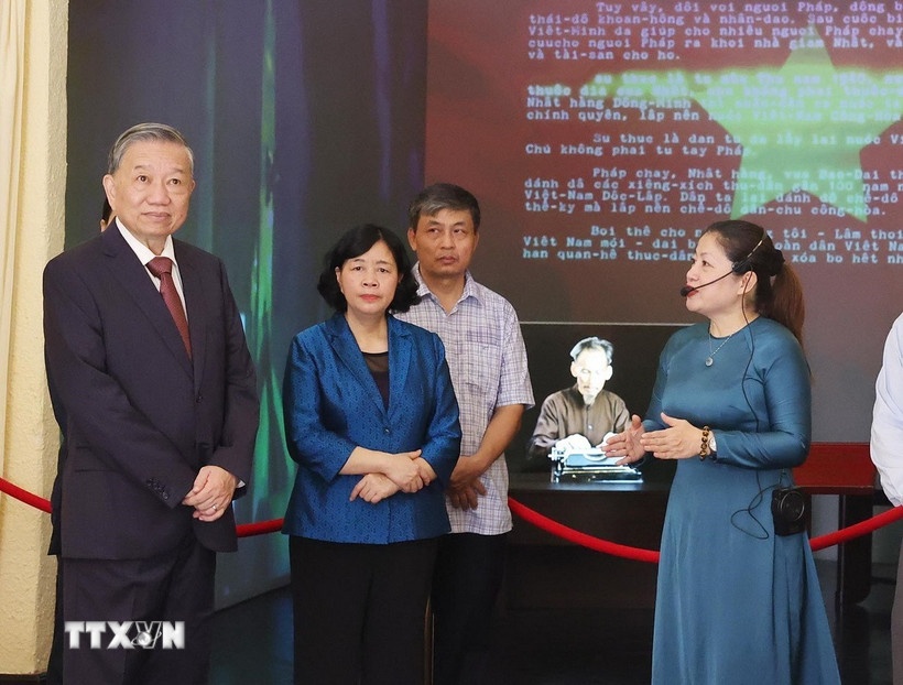 Tổng Bí thư Tô Lâm thăm di tích nhà số 48 Hàng Ngang. (Ảnh: TTXVN) Tổng Bí thư Tô Lâm thăm di tích nhà số 48 Hàng Ngang. (Ảnh: TTXVN)