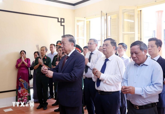 Tổng Bí thư Tô Lâm dâng hương Chủ tịch Hồ Chí Minh. (Ảnh: TTXVN) Tổng Bí thư Tô Lâm dâng hương Chủ tịch Hồ Chí Minh. (Ảnh: TTXVN)
