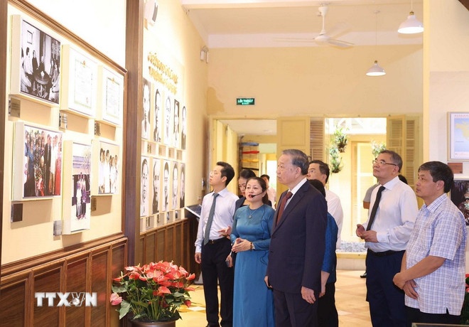 Tổng Bí thư Tô Lâm xem trưng bày tại di tích 48 Hàng Ngang. (Ảnh: TTXVN) Tổng Bí thư Tô Lâm xem trưng bày tại di tích 48 Hàng Ngang. (Ảnh: TTXVN)
