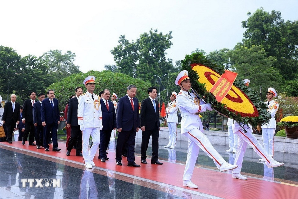 Lãnh đạo Đảng, Nhà nước đến đặt vòng hoa tại Đài tưởng niệm các Anh hùng liệt sỹ. (Ảnh: TTXVN) Lãnh đạo Đảng, Nhà nước đến đặt vòng hoa tại Đài tưởng niệm các Anh hùng liệt sỹ. (Ảnh: TTXVN)