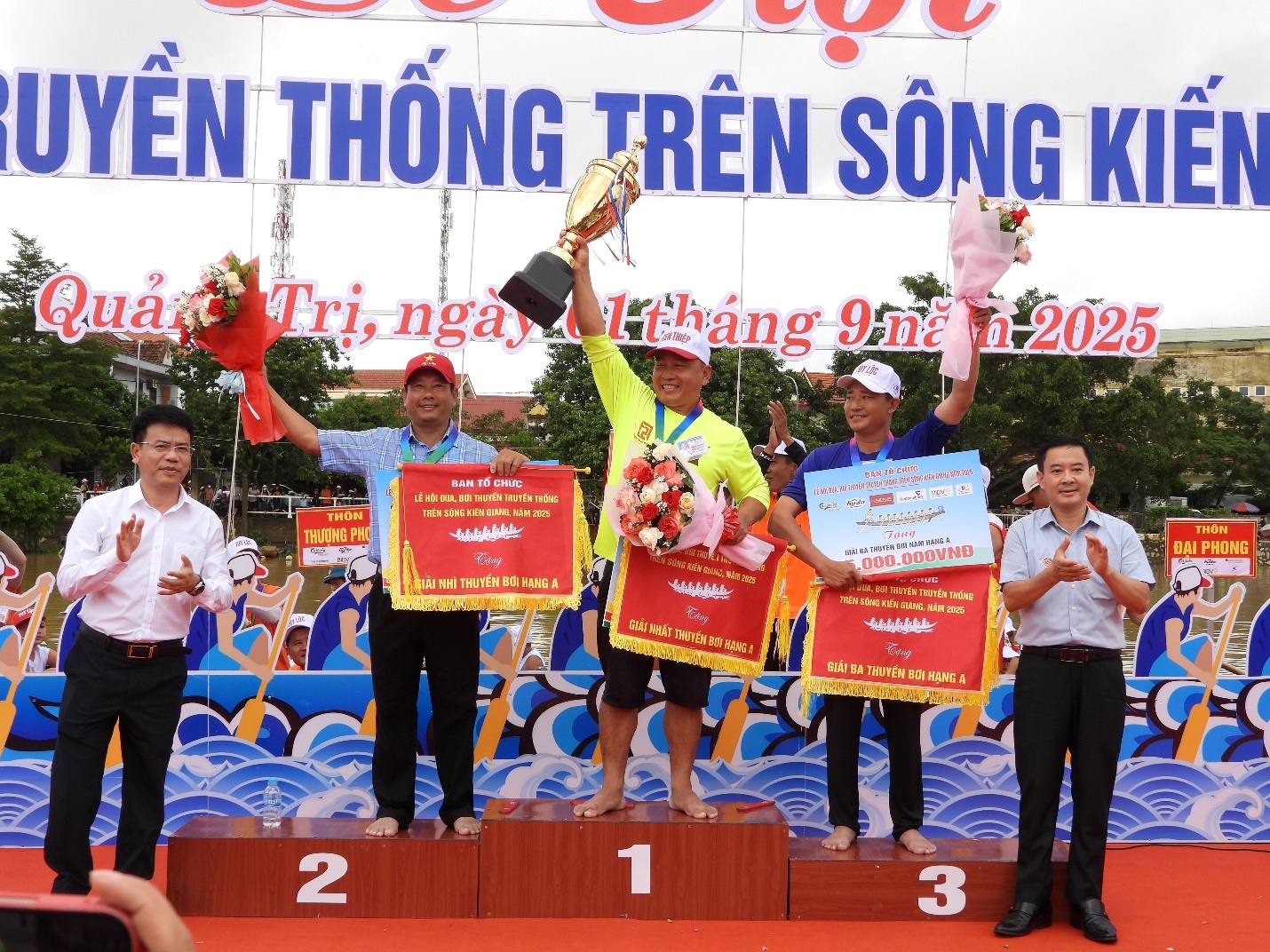 Ban tổ chức trao giải toàn đoàn và các hạng A, B cho thuyền bơi nam Ban tổ chức trao giải toàn đoàn và các hạng A, B cho thuyền bơi nam