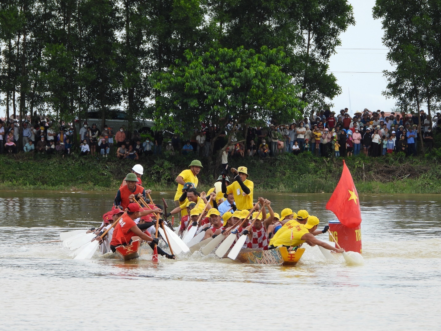 Các thuyền bơi nam cạnh tranh quyết liệt từ lúc buông phao cho đến khi cán đích Các thuyền bơi nam cạnh tranh quyết liệt từ lúc buông phao cho đến khi cán đích