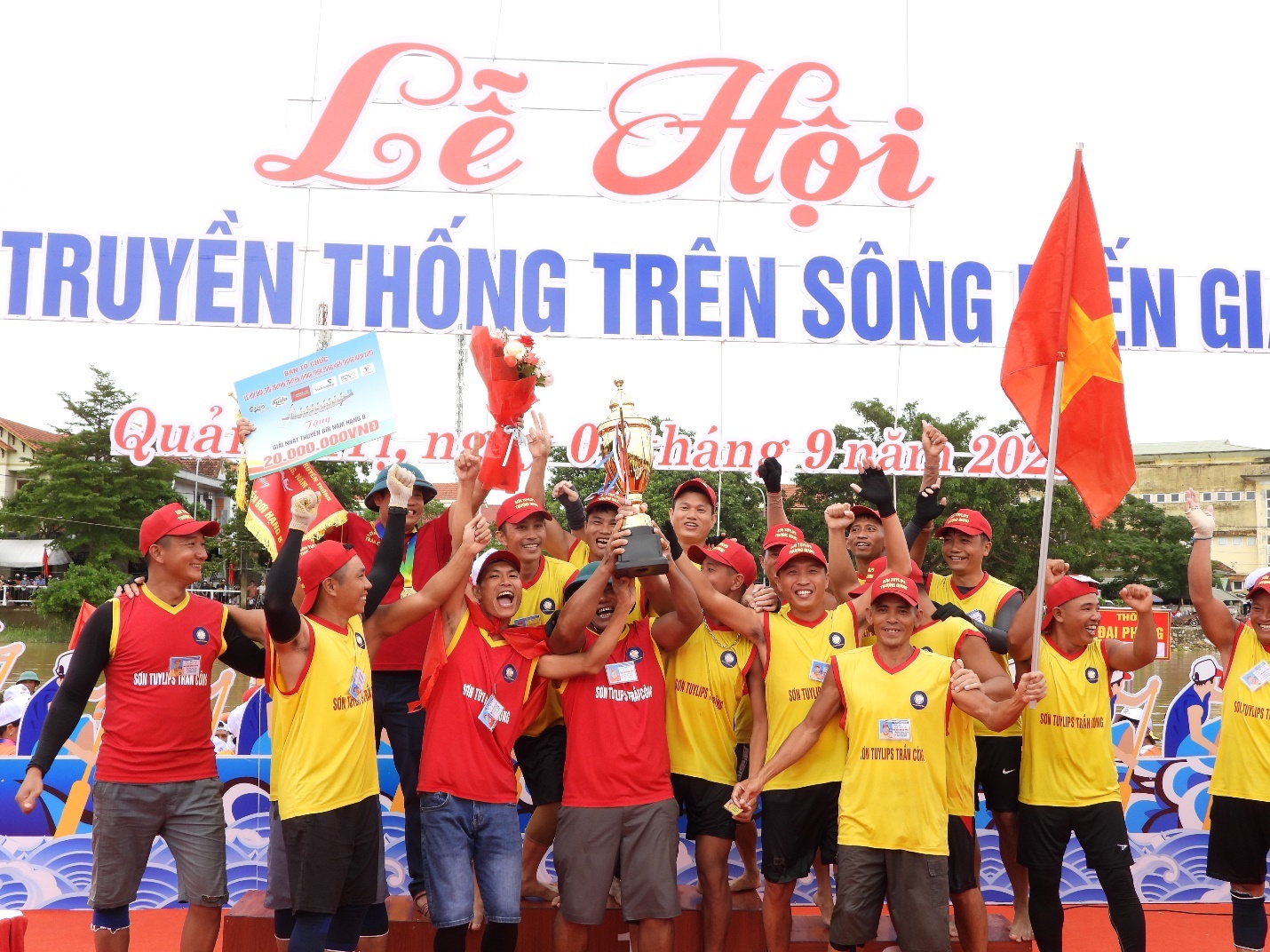 Đặc sắc Lễ hội đua, bơi thuyền truyền thống trên sông Kiến Giang chào mừng 80 năm Quốc khánh 2/9 Đặc sắc Lễ hội đua, bơi thuyền truyền thống trên sông Kiến Giang chào mừng 80 năm Quốc khánh 2/9