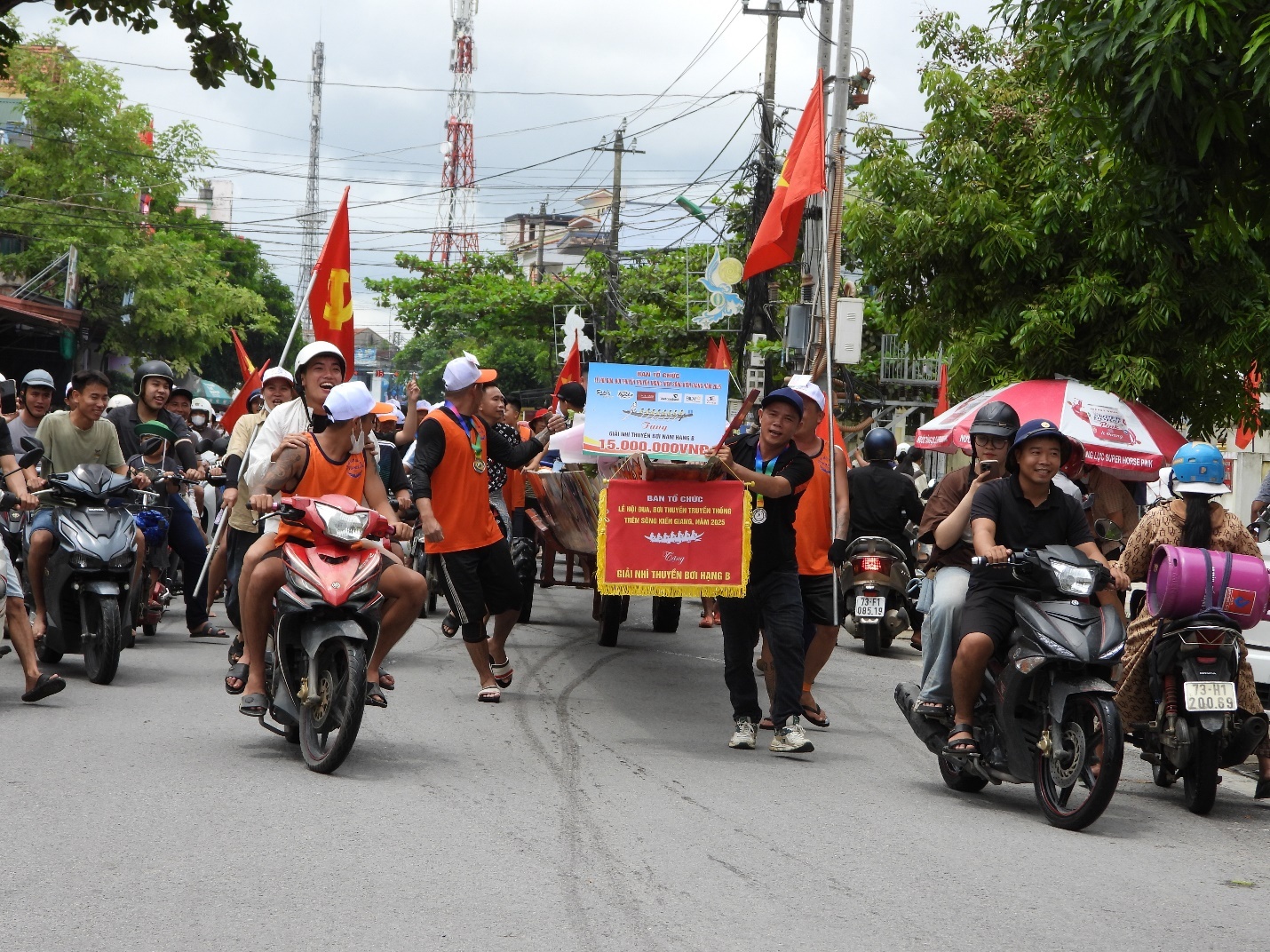 Đặc sắc Lễ hội đua, bơi thuyền truyền thống trên sông Kiến Giang chào mừng 80 năm Quốc khánh 2/9 Đặc sắc Lễ hội đua, bơi thuyền truyền thống trên sông Kiến Giang chào mừng 80 năm Quốc khánh 2/9