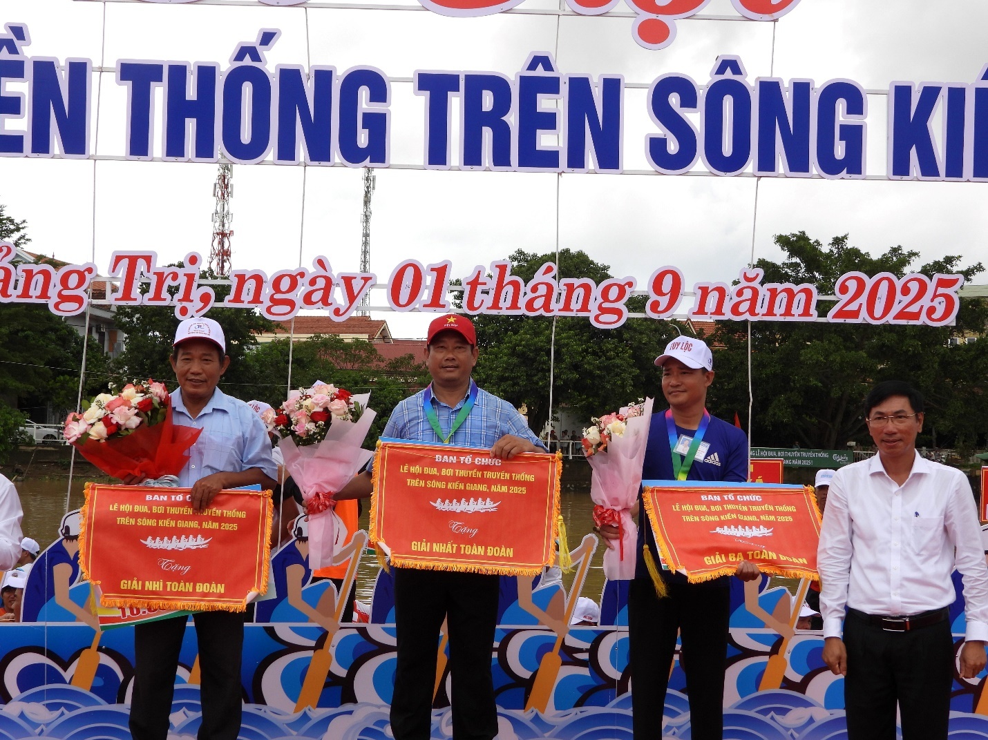 Đặc sắc Lễ hội đua, bơi thuyền truyền thống trên sông Kiến Giang chào mừng 80 năm Quốc khánh 2/9 Đặc sắc Lễ hội đua, bơi thuyền truyền thống trên sông Kiến Giang chào mừng 80 năm Quốc khánh 2/9