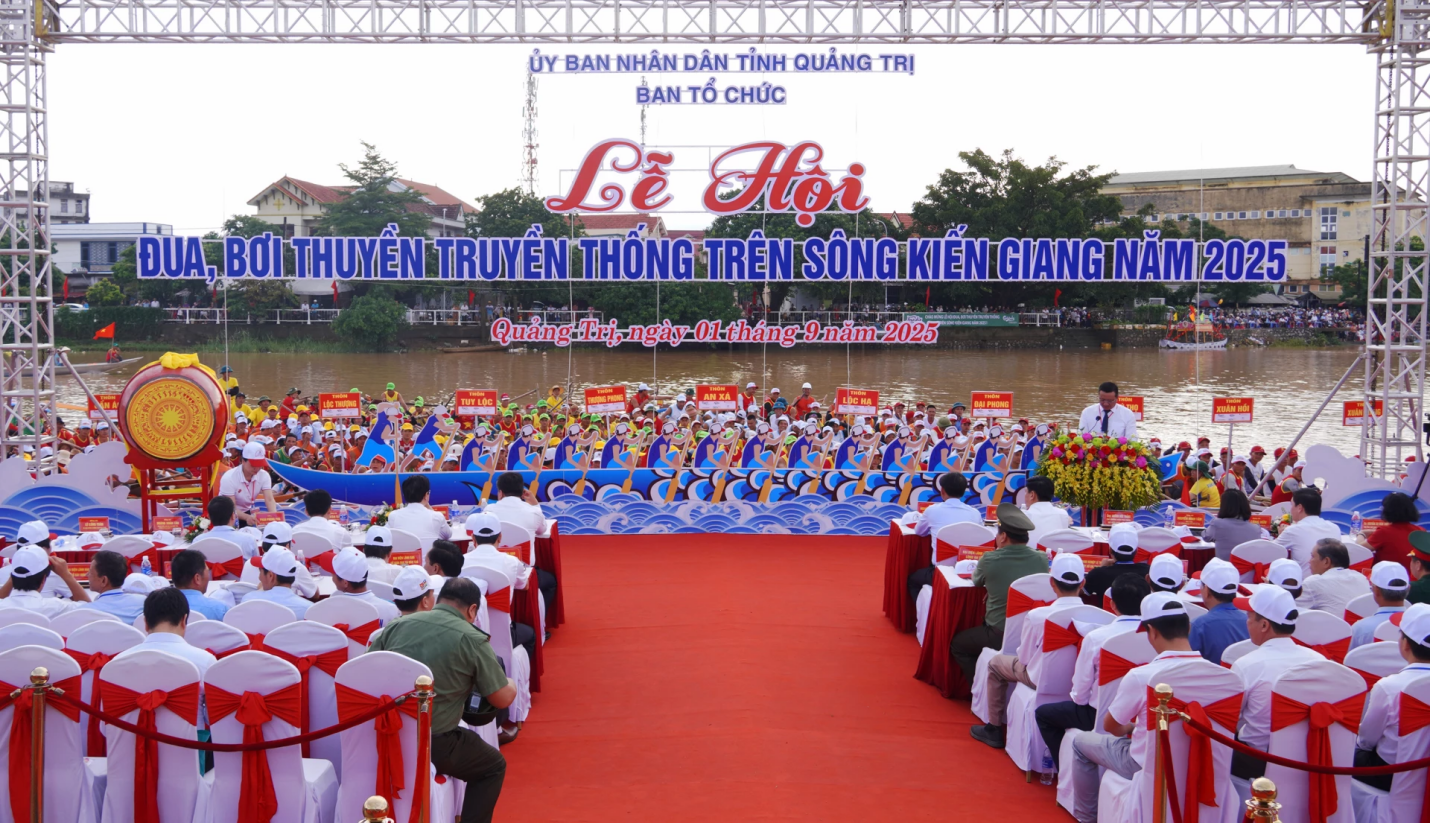 dac sac le hoi dua boi thuyen truyen thong tren song kien giang chao mung 80 nam quoc khanh 29