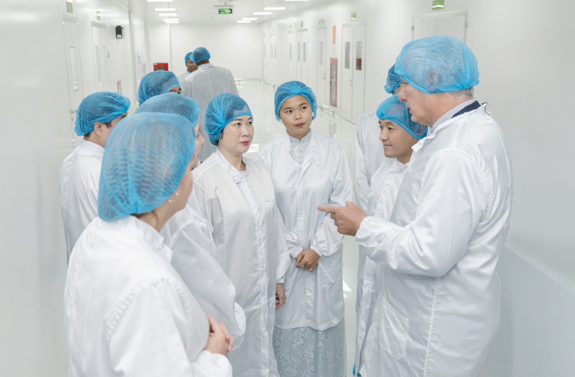 Bí thư Thứ nhất Đảng Cộng sản Cuba, Chủ tịch nước Cộng hòa Cuba Miguel Díaz-Canel và Bộ trưởng Bộ Y tế Đào Hồng Lan, tham quan nhà máy Genfarma vào chiều 31/8. Bí thư Thứ nhất Đảng Cộng sản Cuba, Chủ tịch nước Cộng hòa Cuba Miguel Díaz-Canel và Bộ trưởng Bộ Y tế Đào Hồng Lan, tham quan nhà máy Genfarma vào chiều 31/8.