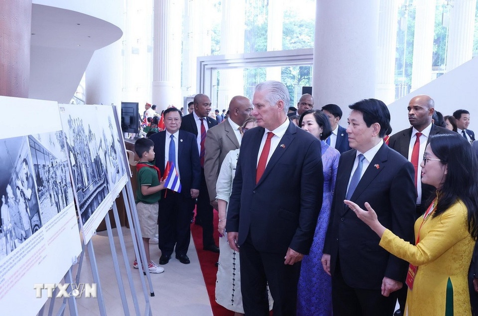 Lãnh đạo hai nước tham quan trưng bày ảnh về các dấu mốc nổi bật của mối quan hệ hữu nghị truyền thống Việt Nam-Cuba Lãnh đạo hai nước tham quan trưng bày ảnh về các dấu mốc nổi bật của mối quan hệ hữu nghị truyền thống Việt Nam-Cuba