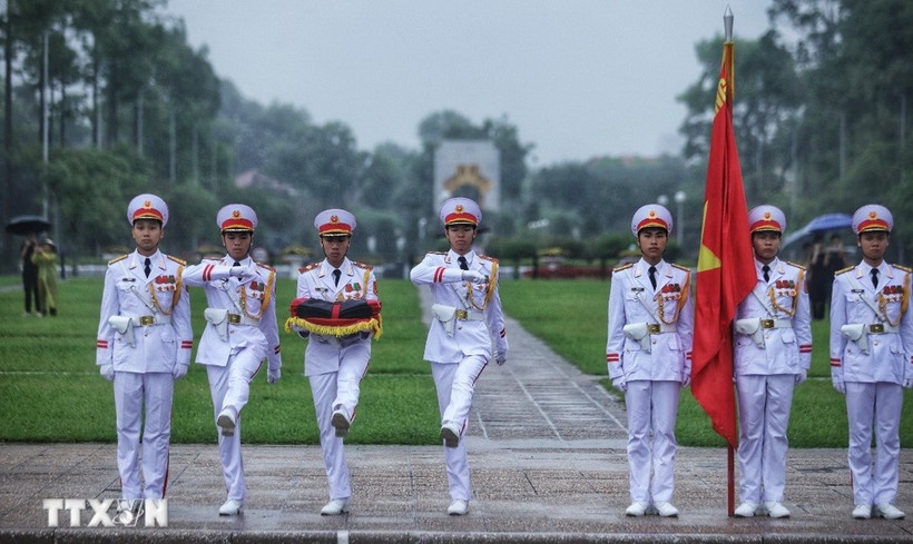 Đội tiêu binh thực hiện các nghi thức treo cờ rủ Lễ Quốc tang. (Ảnh: TTXVN) Đội tiêu binh thực hiện các nghi thức treo cờ rủ Lễ Quốc tang. (Ảnh: TTXVN)