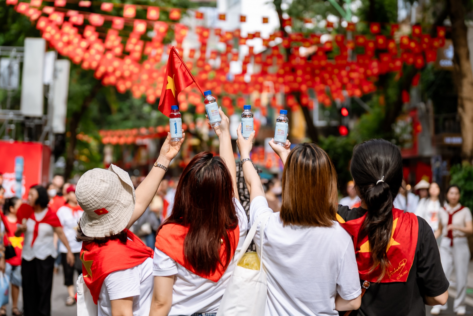 Vinamilk đồng hành cùng triệu trái tim Việt, góp mặt trong từng niềm vui nhỏ của đại lễ lớn.(Ảnh: Vi Nam) Vinamilk đồng hành cùng triệu trái tim Việt, góp mặt trong từng niềm vui nhỏ của đại lễ lớn.(Ảnh: Vi Nam)