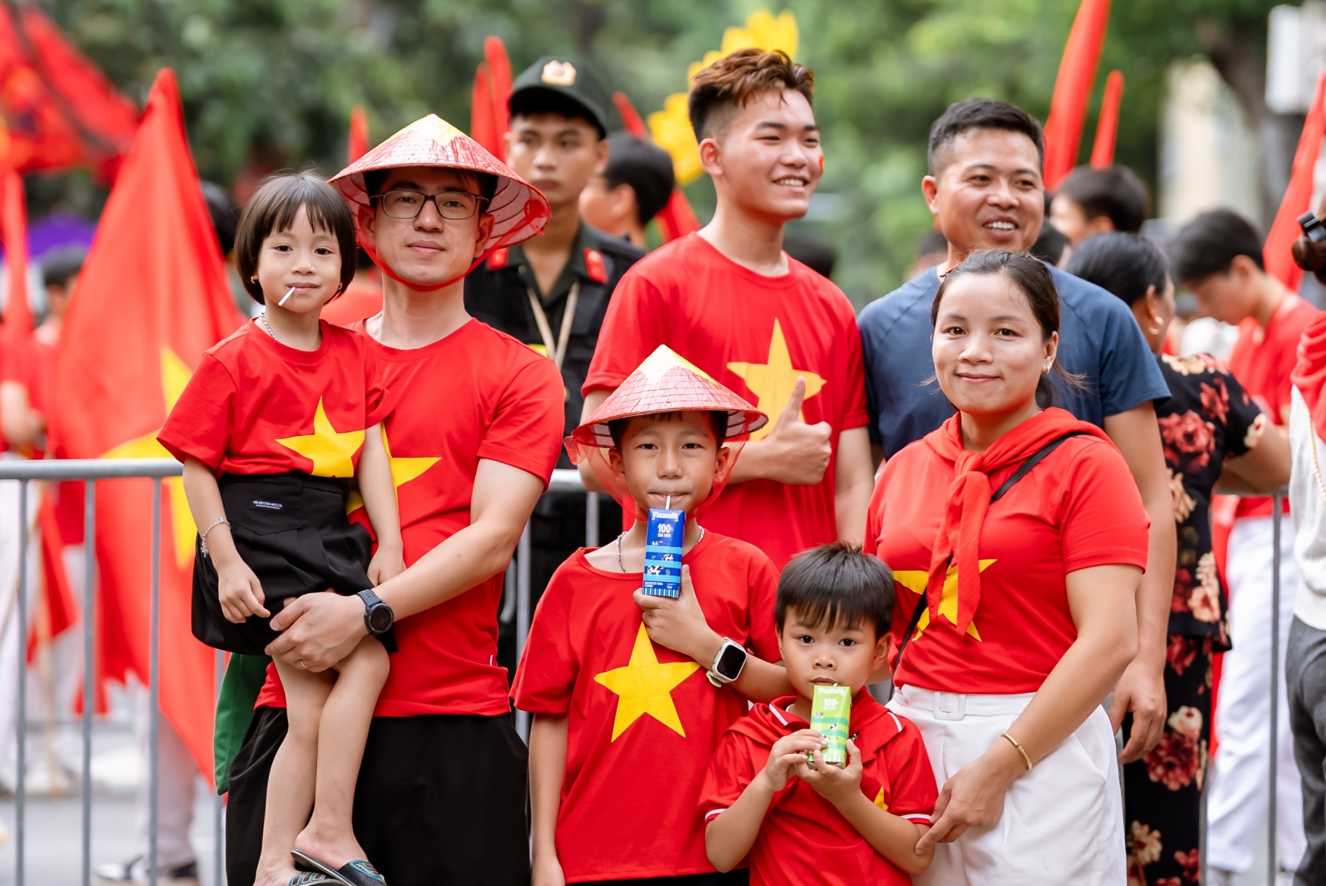 Nhiều đại gia đình đã đến với ngày hội lớn của non sông để con được chứng kiến, được cảm nhận và bắt đầu yêu tổ quốc từ những điều giản dị nhất. (Ảnh: Vi Nam) Nhiều đại gia đình đã đến với ngày hội lớn của non sông để con được chứng kiến, được cảm nhận và bắt đầu yêu tổ quốc từ những điều giản dị nhất. (Ảnh: Vi Nam)