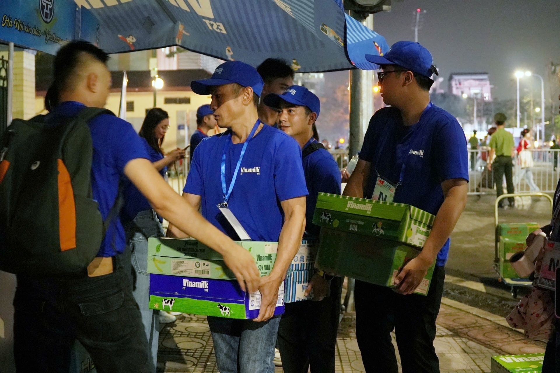 Từ tờ mờ sáng, 15 điểm tiếp ứng dinh dưỡng của Vinamilk dọc các tuyến đường trọng yếu đã sẵn sàng vận chuyển đầy đủ sản phẩm, đón chào người dân ghé qua. (Ảnh: Vi Nam) Từ tờ mờ sáng, 15 điểm tiếp ứng dinh dưỡng của Vinamilk dọc các tuyến đường trọng yếu đã sẵn sàng vận chuyển đầy đủ sản phẩm, đón chào người dân ghé qua. (Ảnh: Vi Nam)