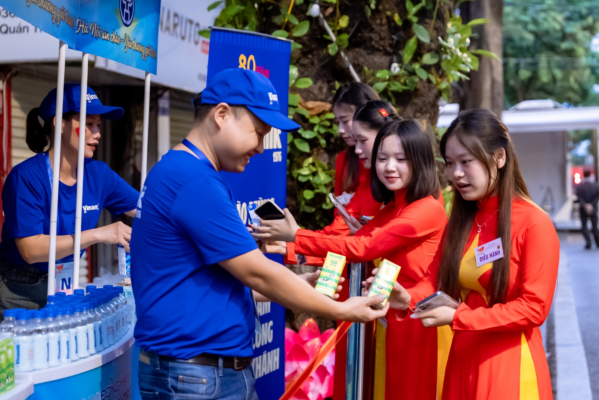 Vinamilk trân trọng trao những món quà dinh dưỡng. (Ảnh: Vi Nam) Vinamilk trân trọng trao những món quà dinh dưỡng. (Ảnh: Vi Nam)