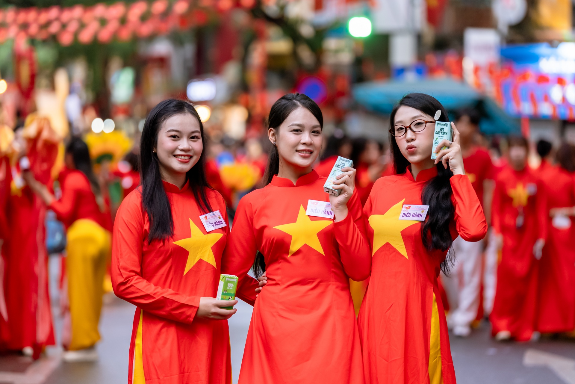 Các bạn trẻ chia sẻ rằng các bạn ấn tượng với mẫu mã bao bì của các sản phẩm dinh dưỡng Vinamilk. Các bạn cảm thấy rất vui và tự hào khi hôm nay được “diễu hành” cùng thương hiệu sữa quốc dân trong ngày vui toàn dân.(Ảnh: Vi Nam) Các bạn trẻ chia sẻ rằng các bạn ấn tượng với mẫu mã bao bì của các sản phẩm dinh dưỡng Vinamilk. Các bạn cảm thấy rất vui và tự hào khi hôm nay được “diễu hành” cùng thương hiệu sữa quốc dân trong ngày vui toàn dân.(Ảnh: Vi Nam)