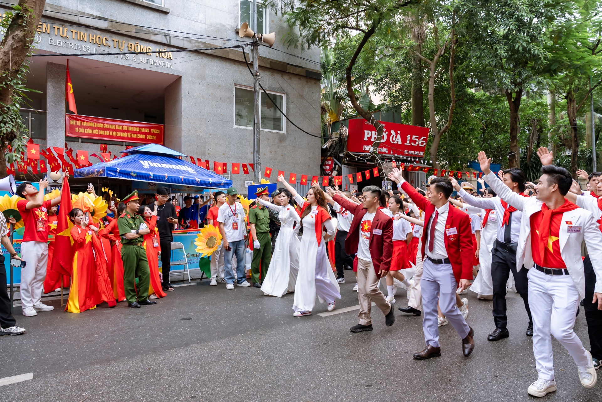 Sau khi tiếp dinh dưỡng tại các điểm tiếp ứng của Vinamilk, đoàn diễu hành tiếp tục nhiệm vụ trong sự cổ vũ của người dân hai bên đường.(Ảnh: Vi Nam) Sau khi tiếp dinh dưỡng tại các điểm tiếp ứng của Vinamilk, đoàn diễu hành tiếp tục nhiệm vụ trong sự cổ vũ của người dân hai bên đường.(Ảnh: Vi Nam)