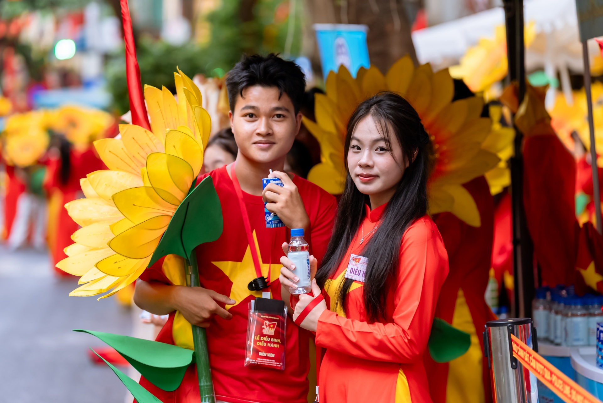 Các đại biểu của Khối Văn hóa – Thể thao tranh thủ tiếp ứng dinh dưỡng trong giờ giải lao. Nước mát, sữa ngon và giàu dinh dưỡng của Vinamilk giúp mọi người tràn đầy năng lượng suốt lễ diễu hành.(Ảnh: Vi Nam) Các đại biểu của Khối Văn hóa – Thể thao tranh thủ tiếp ứng dinh dưỡng trong giờ giải lao. Nước mát, sữa ngon và giàu dinh dưỡng của Vinamilk giúp mọi người tràn đầy năng lượng suốt lễ diễu hành.(Ảnh: Vi Nam)