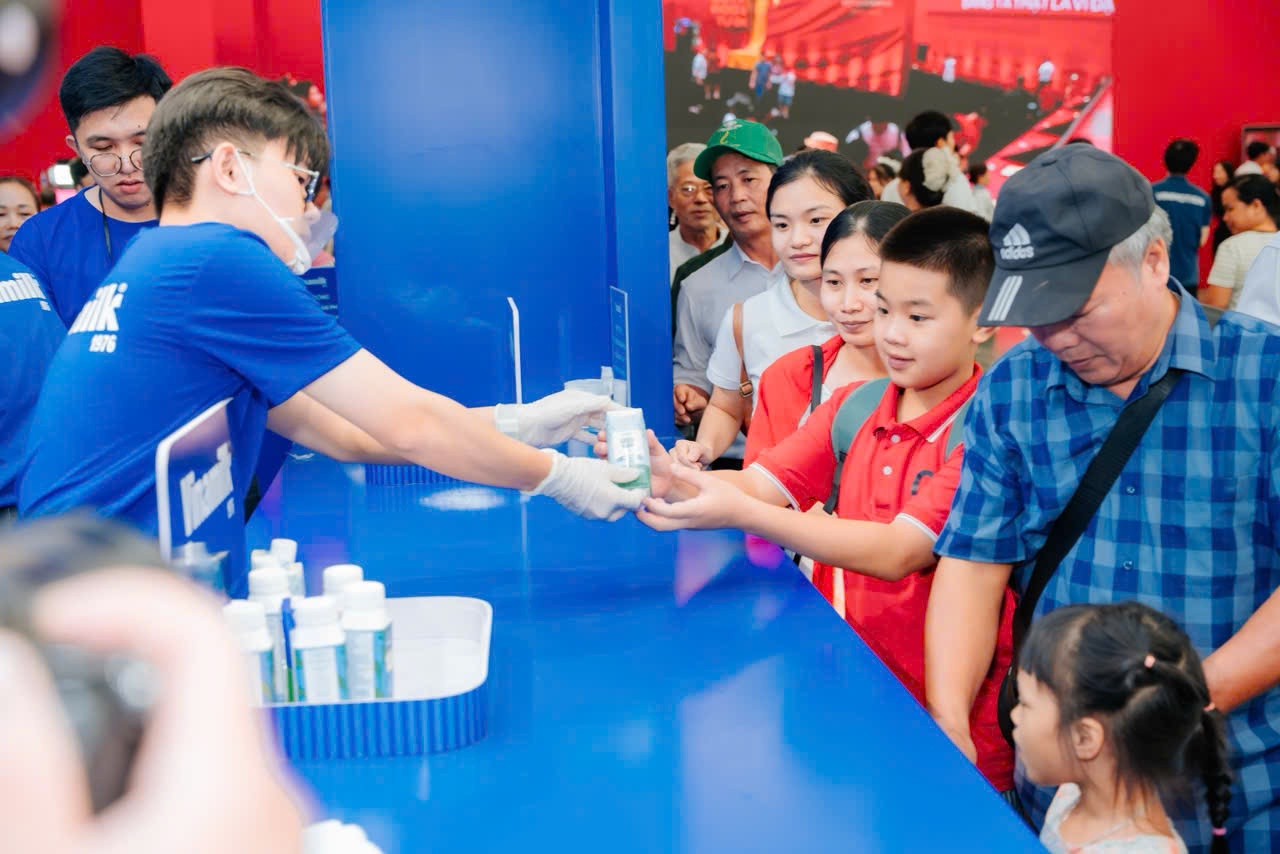 Nhiều em nhỏ thích mê khi được thưởng thức thêm các sản phẩm mới của hiệu sữa quen thuộc mà các em uống mỗi ngày. (Ảnh: Vi Nam) Nhiều em nhỏ thích mê khi được thưởng thức thêm các sản phẩm mới của hiệu sữa quen thuộc mà các em uống mỗi ngày. (Ảnh: Vi Nam)