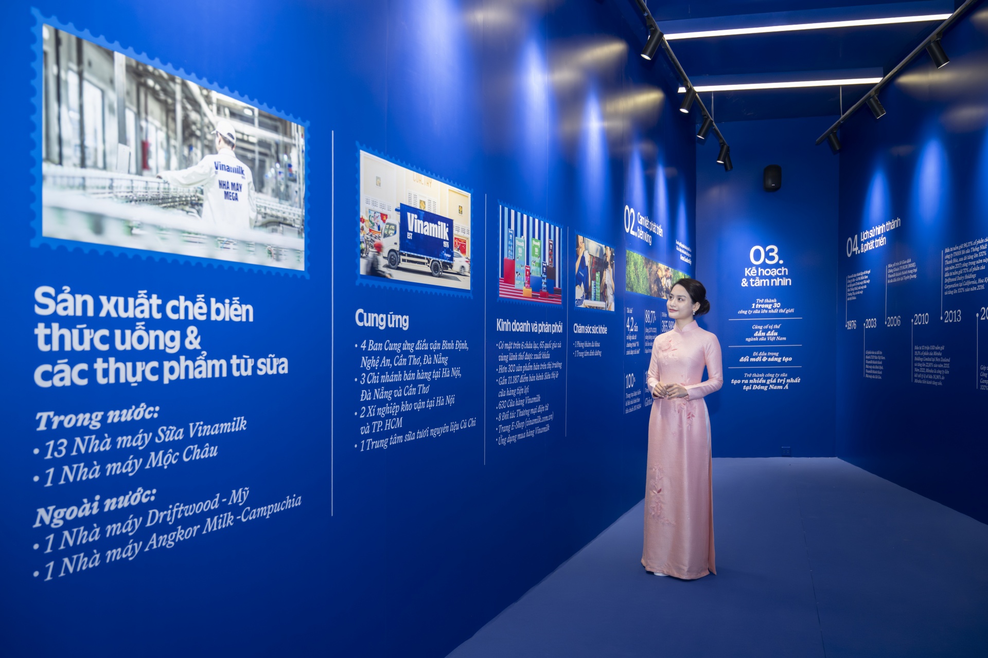 Không chỉ là nơi trưng bày sản phẩm, Vinamilk còn lồng ghép các thông tin về hành trình phát triển của doanh nghiệp – từ những ngày đầu thành lập đến vị thế là Thương hiệu Quốc gia hiện nay, đồng hành sự phát triển của đất nước. Khách tham quan tìm hiểu hành trình phát triển của thương hiệu sữa top 1 Việt Nam. (Ảnh: Vi Nam) Không chỉ là nơi trưng bày sản phẩm, Vinamilk còn lồng ghép các thông tin về hành trình phát triển của doanh nghiệp – từ những ngày đầu thành lập đến vị thế là Thương hiệu Quốc gia hiện nay, đồng hành sự phát triển của đất nước. Khách tham quan tìm hiểu hành trình phát triển của thương hiệu sữa top 1 Việt Nam. (Ảnh: Vi Nam)