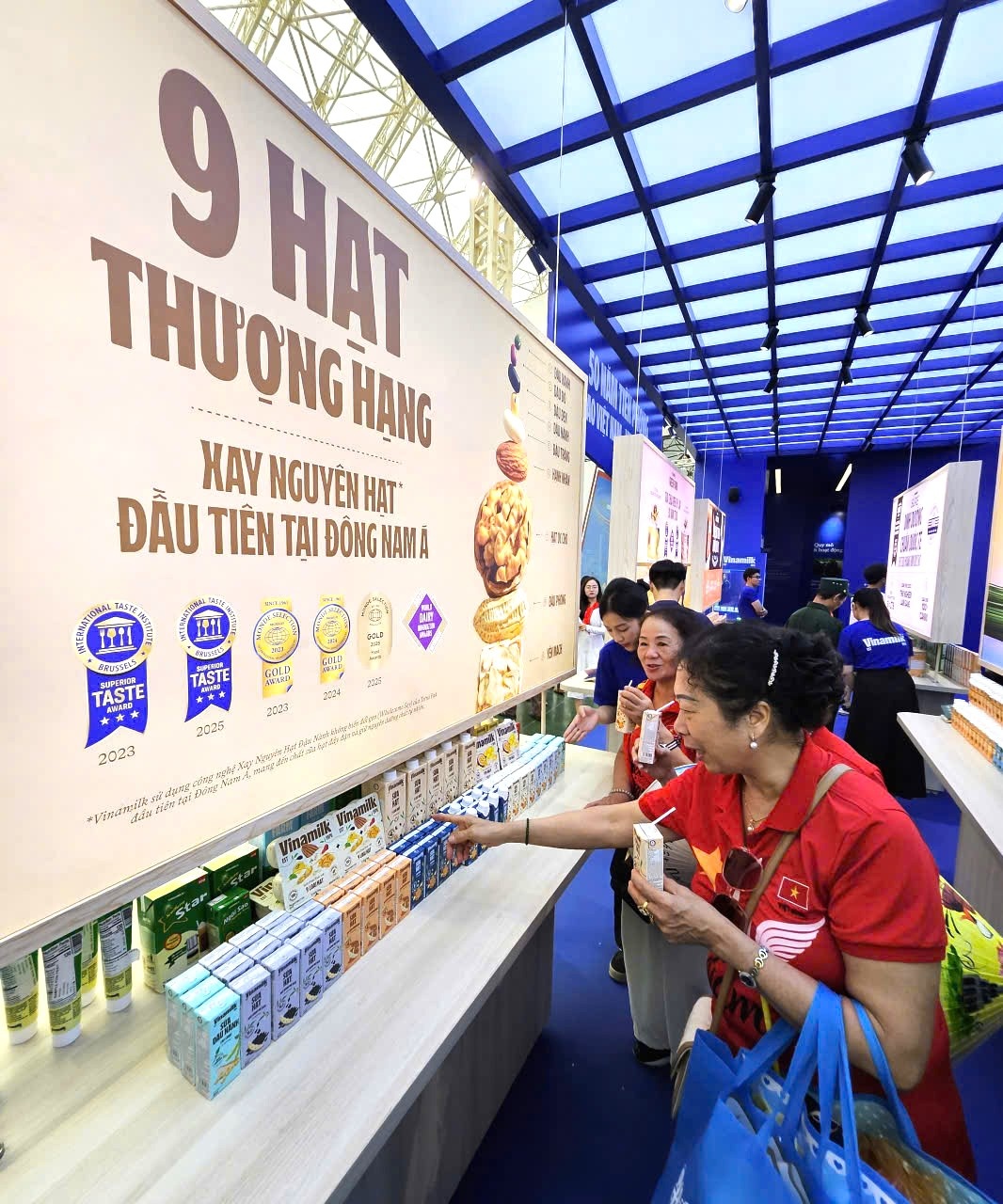 Các sản phẩm sữa thực vật không chứa lactose, không chất bảo quản, không thuốc diệt cỏ Glyphosate và được sản xuất với công nghệ xay nguyên hạt để giữ trọn dinh dưỡng của Vinamilk được giới thiệu đến mọi người. (Ảnh: Vi Nam) Các sản phẩm sữa thực vật không chứa lactose, không chất bảo quản, không thuốc diệt cỏ Glyphosate và được sản xuất với công nghệ xay nguyên hạt để giữ trọn dinh dưỡng của Vinamilk được giới thiệu đến mọi người. (Ảnh: Vi Nam)