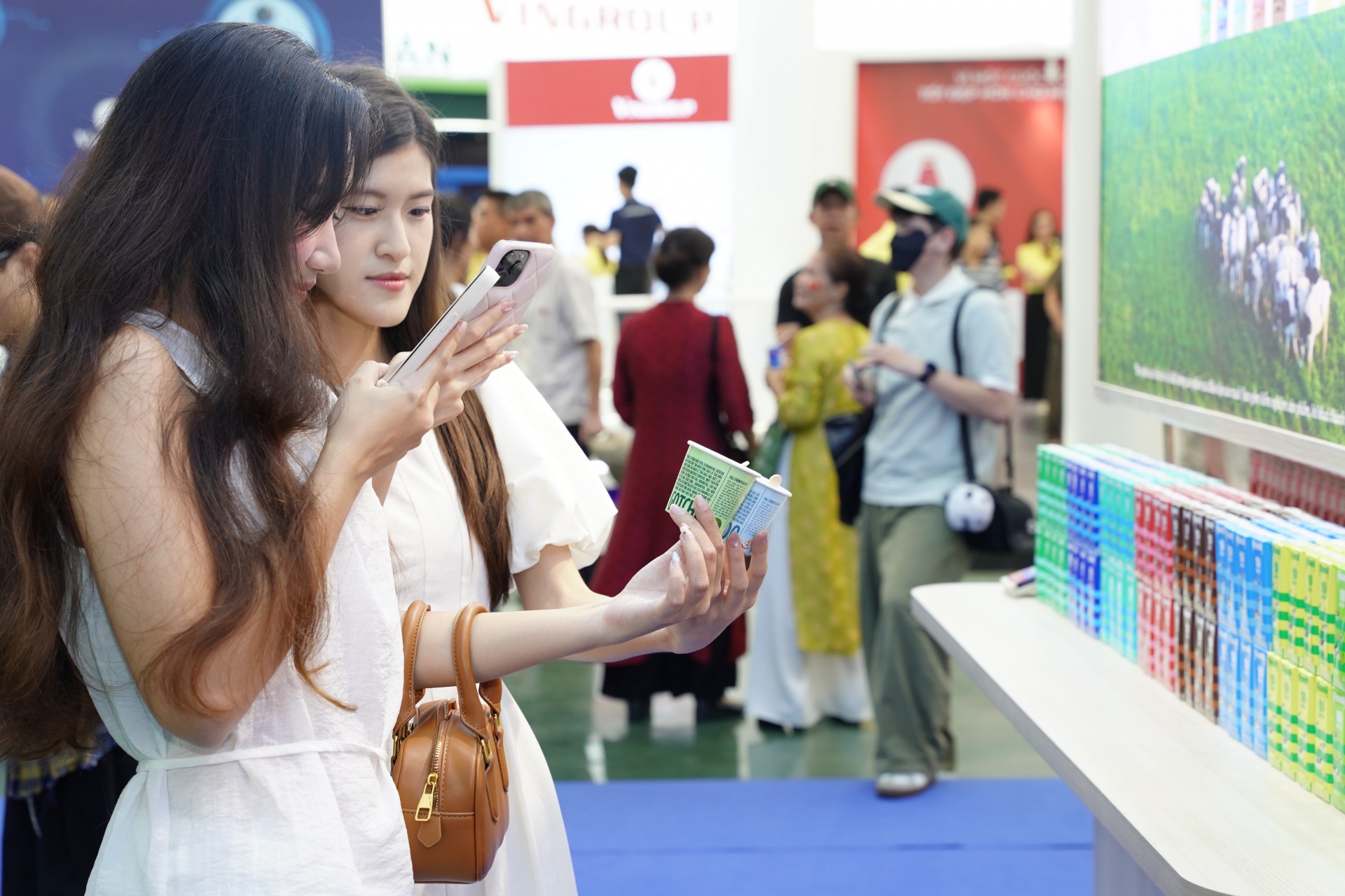 Các bạn trẻ đặc biệt yêu thích không gian trưng bày và trải nghiệm của Vinamilk. (Ảnh: Tịnh Không) Các bạn trẻ đặc biệt yêu thích không gian trưng bày và trải nghiệm của Vinamilk. (Ảnh: Tịnh Không)