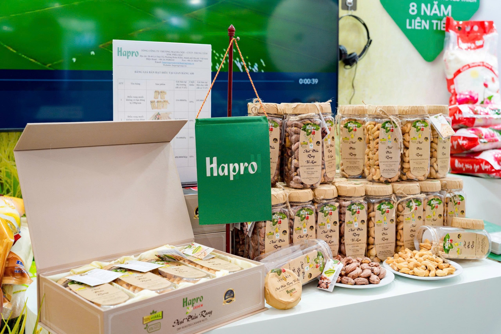 Hạt điều Hapro – Hạt vàng dinh dưỡng cho sức khỏe Hạt điều Hapro được chế biến từ nguồn nguyên liệu điều Việt Nam chọn lọc, ứng dụng công nghệ rang sấy hiện đại, giữ trọn hương vị bùi béo, thơm ngon và hàm lượng dinh dưỡng dồi dào. Hạt điều Hapro – Hạt vàng dinh dưỡng cho sức khỏe Hạt điều Hapro được chế biến từ nguồn nguyên liệu điều Việt Nam chọn lọc, ứng dụng công nghệ rang sấy hiện đại, giữ trọn hương vị bùi béo, thơm ngon và hàm lượng dinh dưỡng dồi dào.